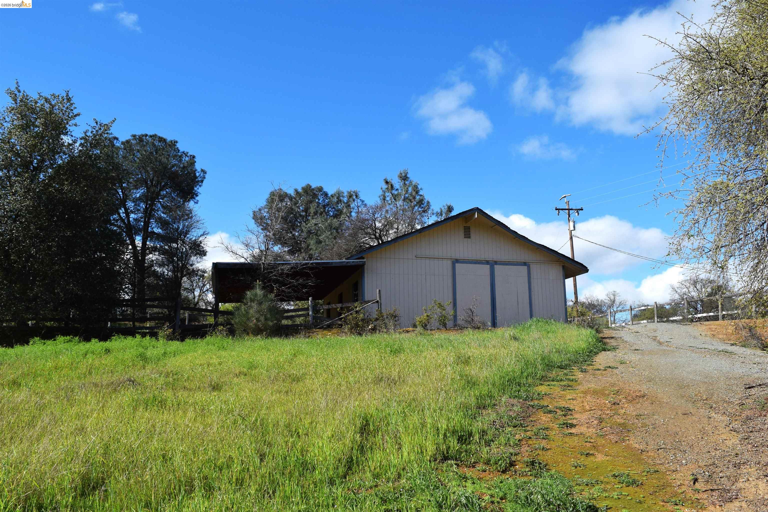 913 Quill Road Copperopolis, CA 95228 - Photo 34 of 55 a view of a backyard of the house