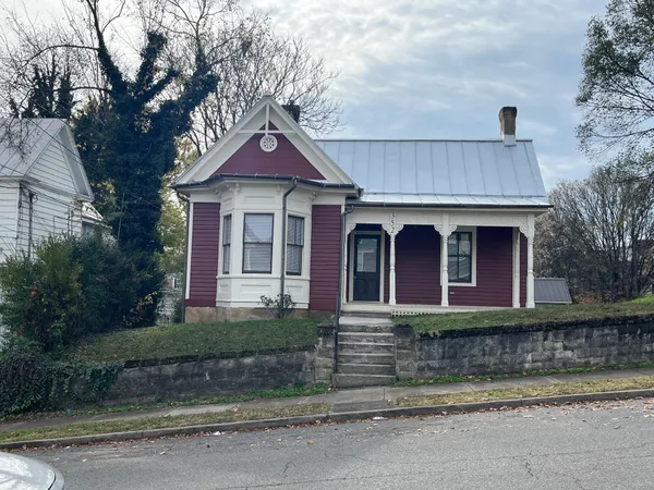$1,850 | 352 Day Avenue Southwest, Roanoke, VA 24016
