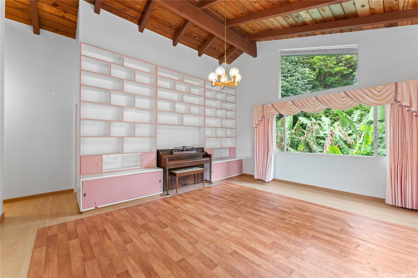 47-800 Ahuimanu Road Kaneohe, HI 96744 - Photo 12 of 25 Upstairs bonus room showing hallway on left