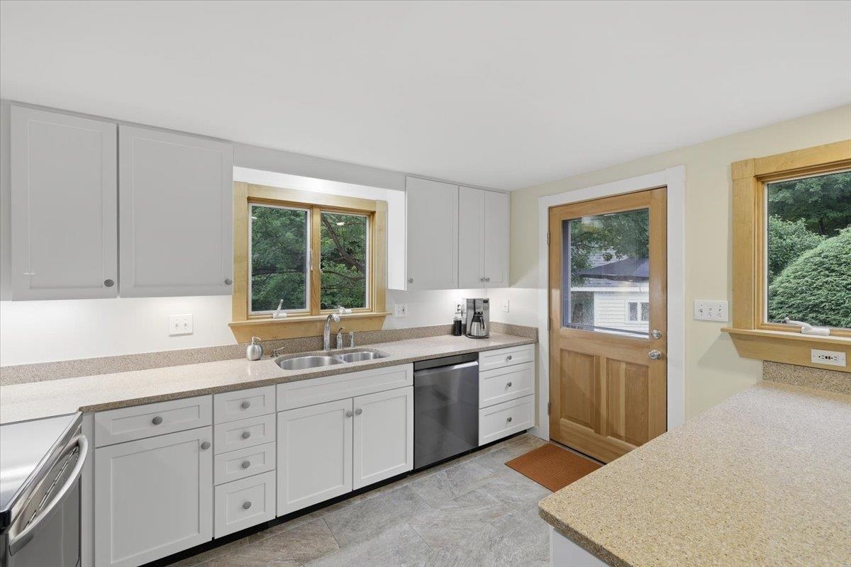 16 Lakeview Way Auburn, NH 03032 - Photo 7 of 45