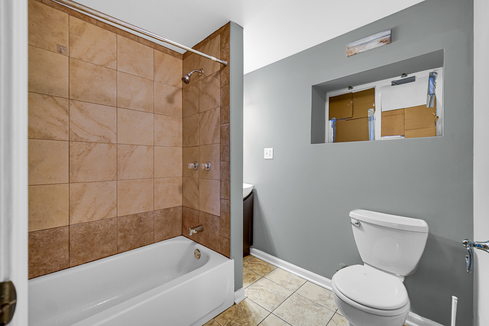 5540 South Honore Street Chicago, IL 60636 - Photo 17 of 23 a bathroom with a toilet and a bathtub