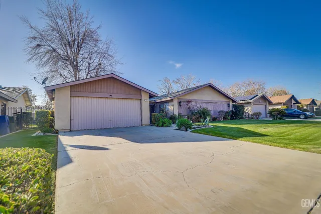 a front view of house with yard and garage