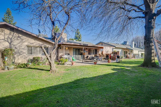 a view of a house with a big yard
