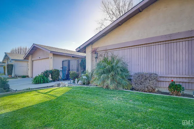a view of a house with a yard and plants