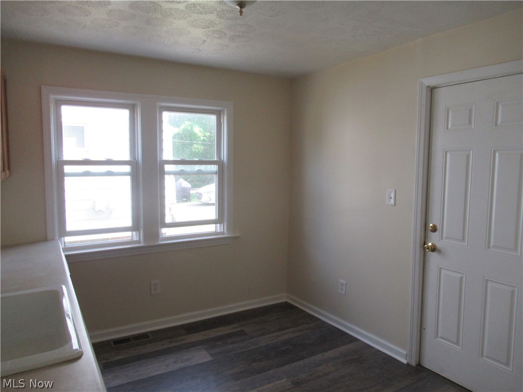 917 Woodview Road Cleveland, OH 44121 - Photo 5 of 34