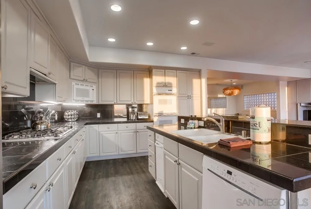 510 Neptune Avenue Encinitas, CA 92024 - Photo 14 of 44