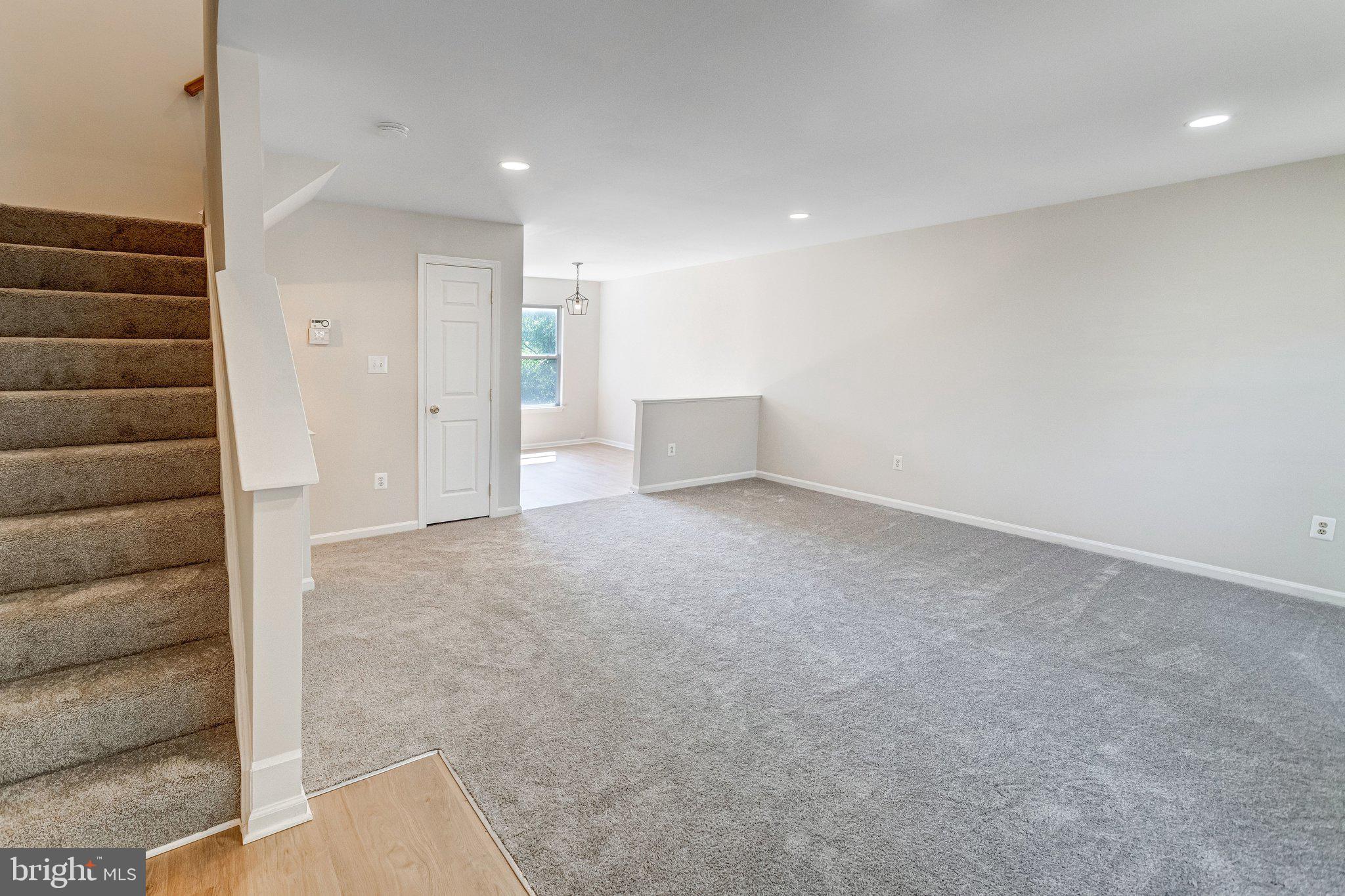6489 McCoy Road Centreville, VA 20121 - Photo 4 of 34 Spacious, light-filled living area.