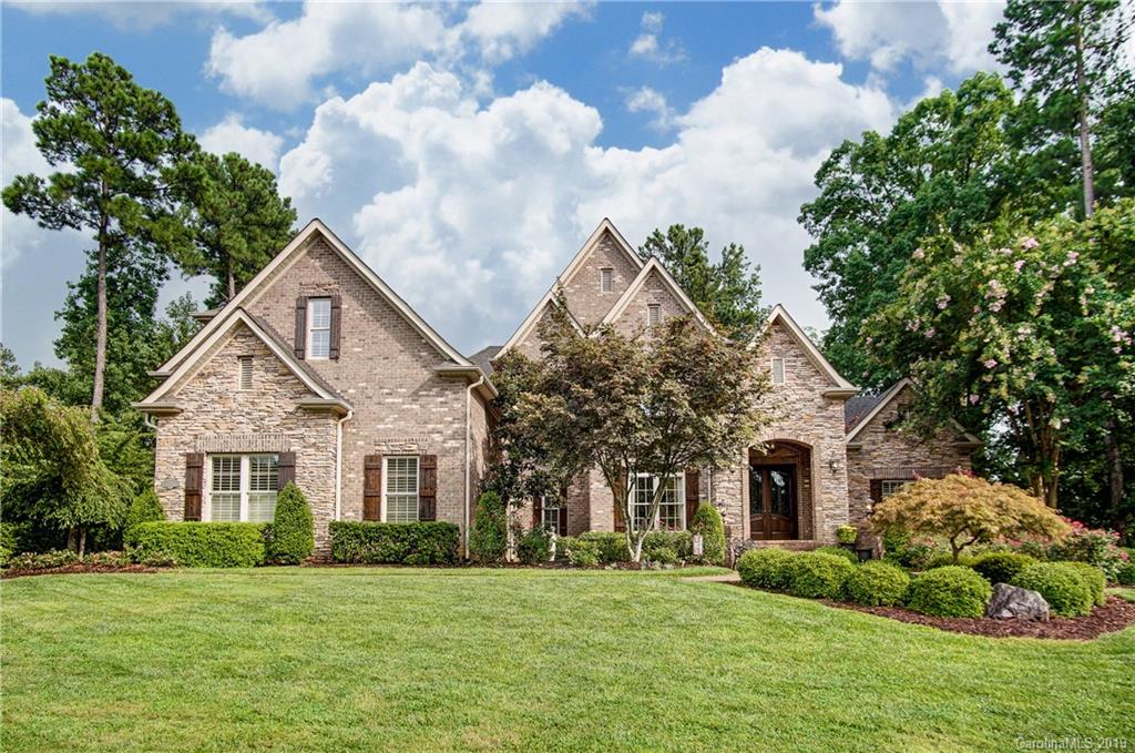 556 Medora Lane Fort Mill, SC 29708 - Photo 2 of 47 a front view of a house with a garden and plants