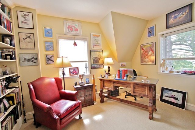 6350 North Indian Road Chicago, IL 60646 - Photo 11 of 23 a room with furniture and a workspace