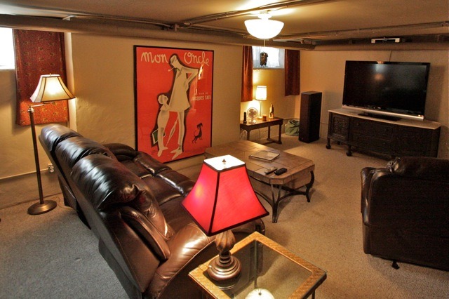 6350 North Indian Road Chicago, IL 60646 - Photo 15 of 23 a living room with furniture and a flat screen tv
