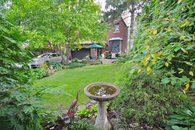 6350 North Indian Road Chicago, IL 60646 - Photo 20 of 23 a house view with a garden space
