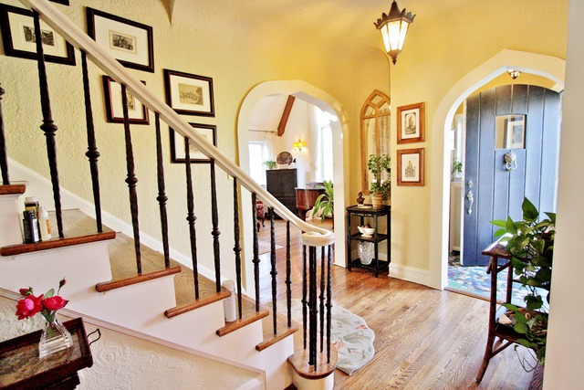 6350 North Indian Road Chicago, IL 60646 - Photo 5 of 23 a view of entryway and hall with wooden floor