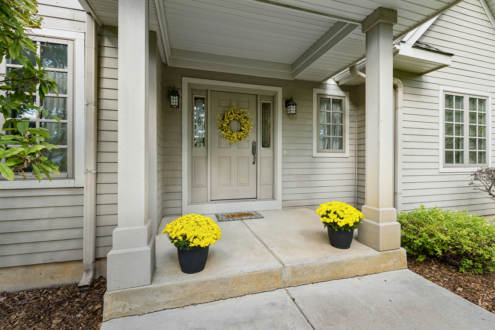 5116 Bonnie Brae Road Richmond, IL 60071 - Photo 3 of 27 a view of a outdoor seating space