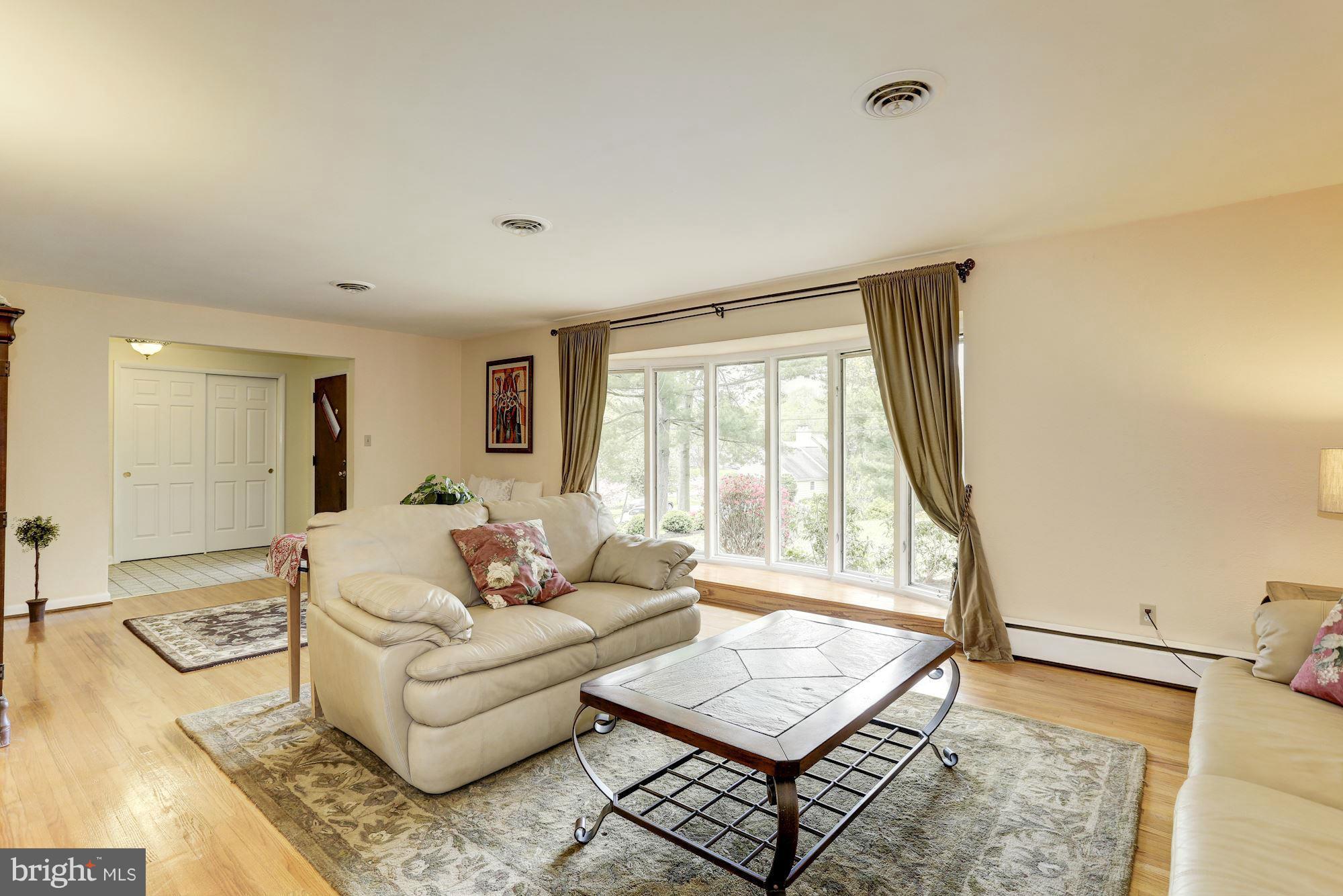 9129 Dunloggin Road Ellicott City, MD 21042 - Photo 3 of 25 Living Room