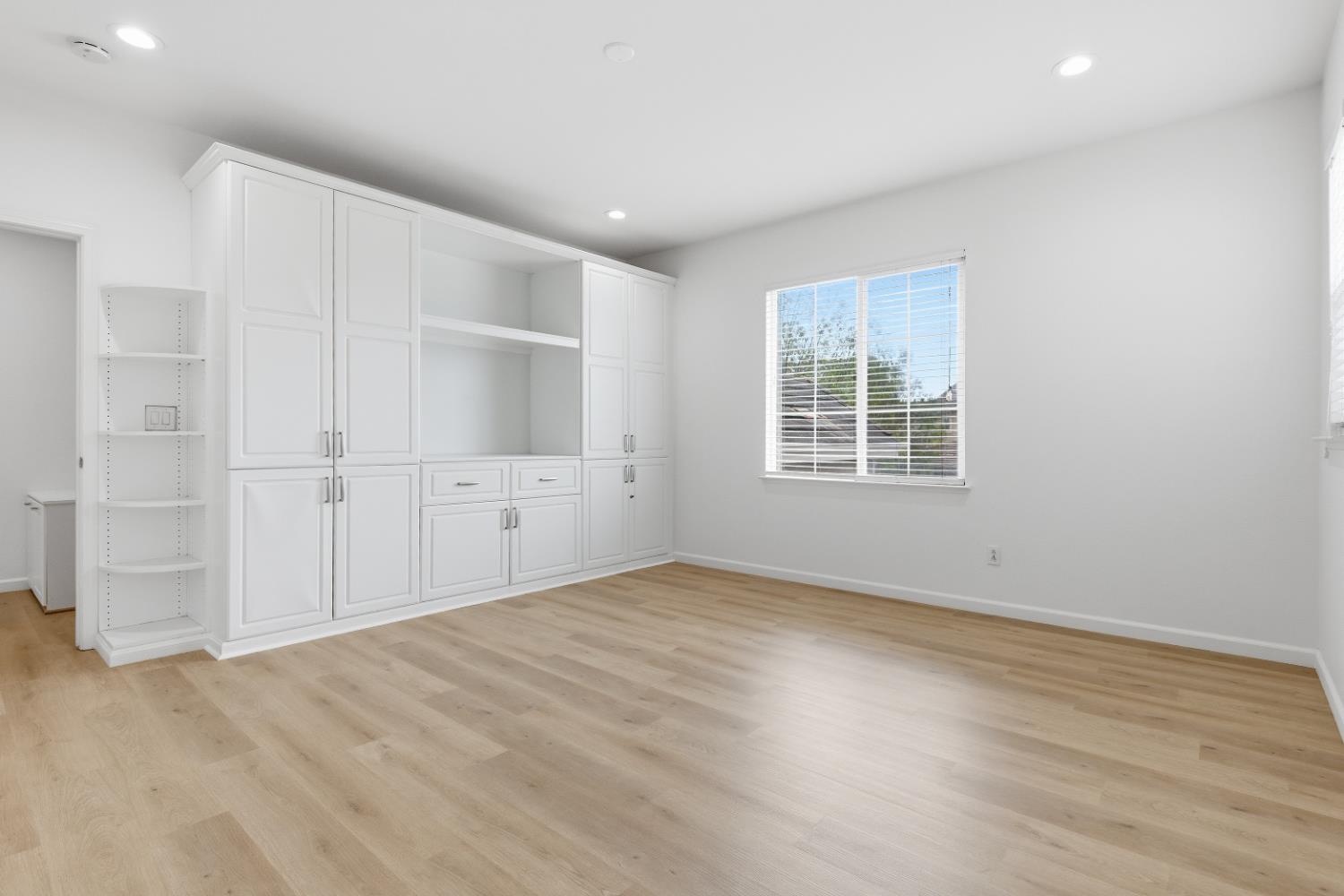 1012 Rock Harbor Point Hercules, CA 94547 - Photo 22 of 53 an empty room with windows