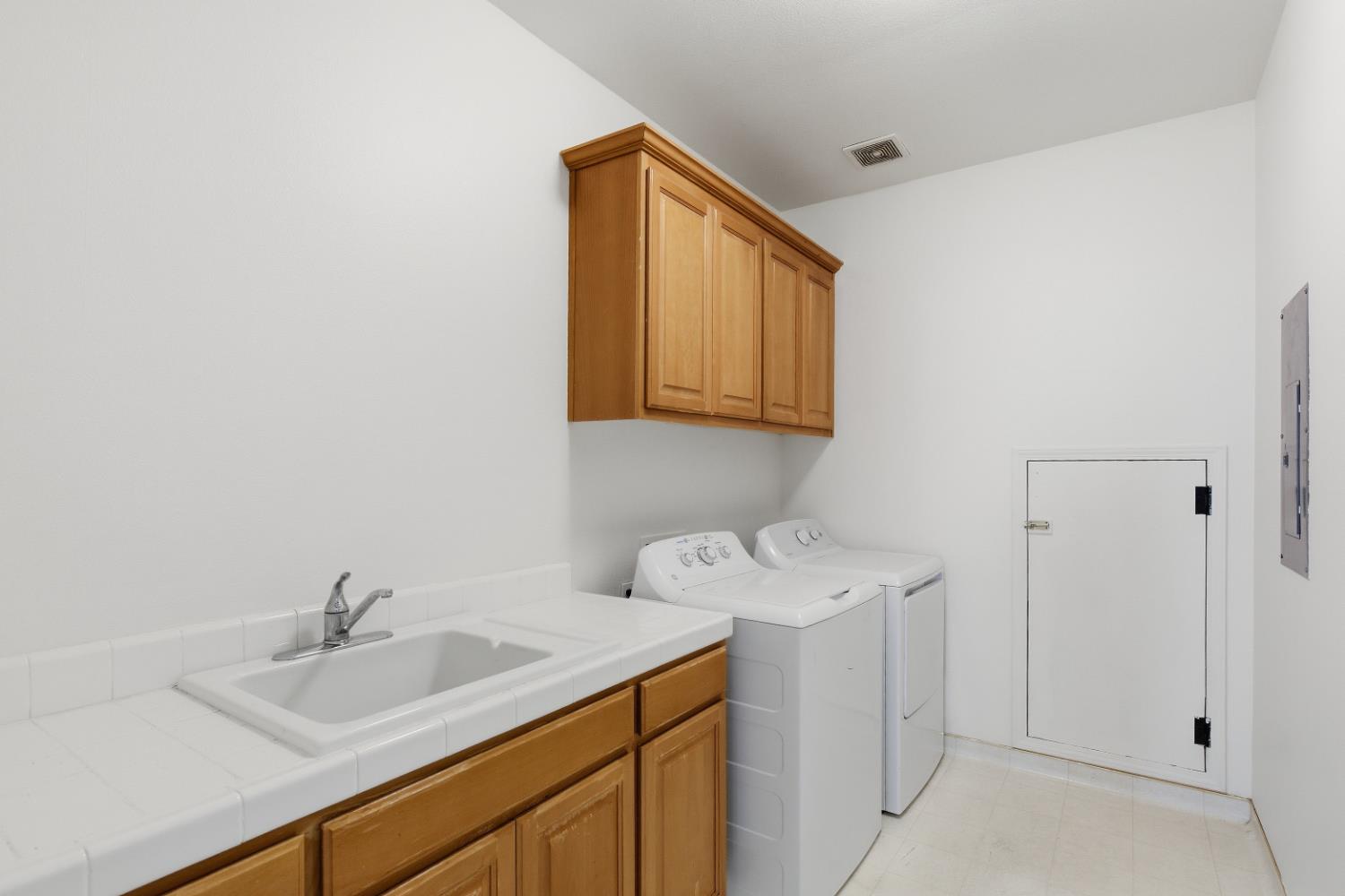 1012 Rock Harbor Point Hercules, CA 94547 - Photo 27 of 53 a bathroom with a sink and a vanity
