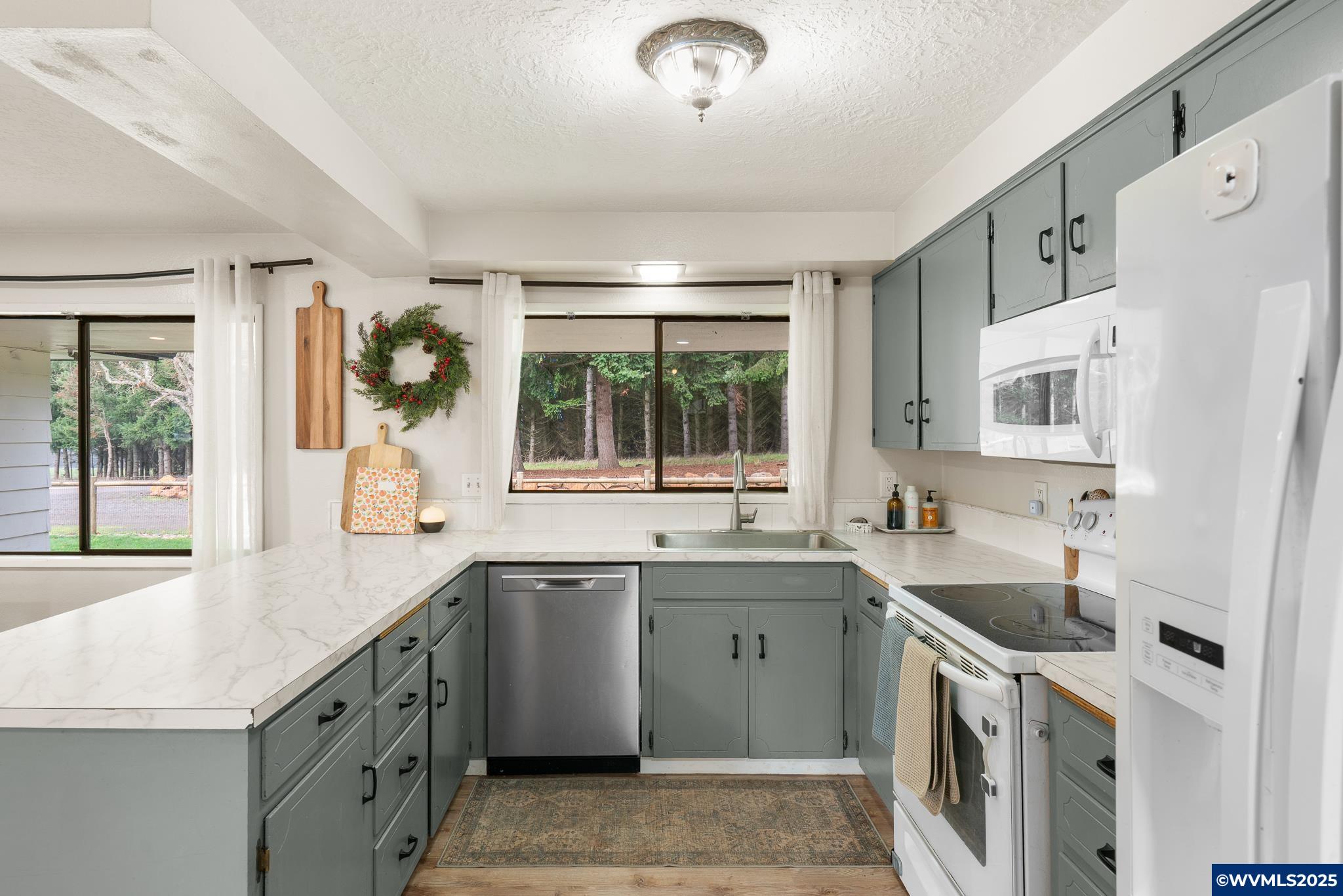 6020 Valley View Road Northeast Silverton, OR 97381 - Photo 11 of 46 Gallery Image 11