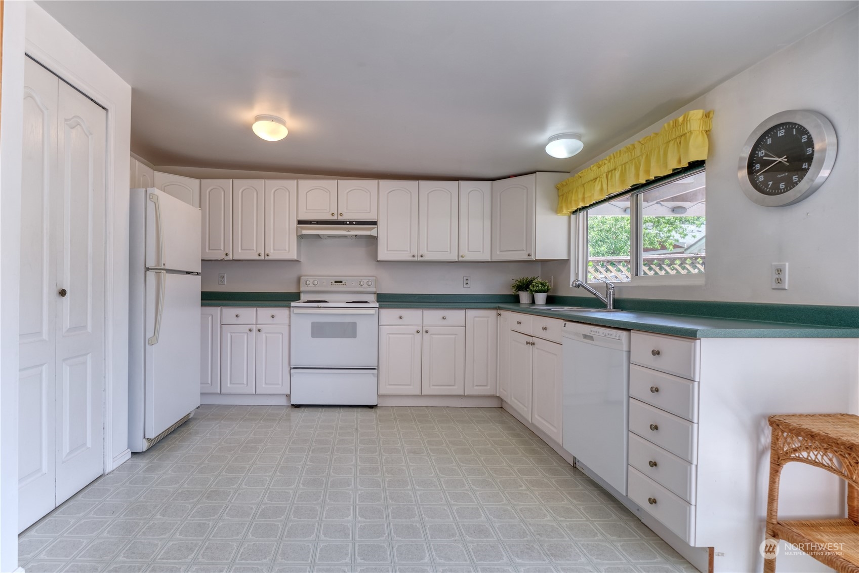 2111 Cedar Street Point Roberts, WA 98281 - Photo 8 of 21 Gallery Image 8