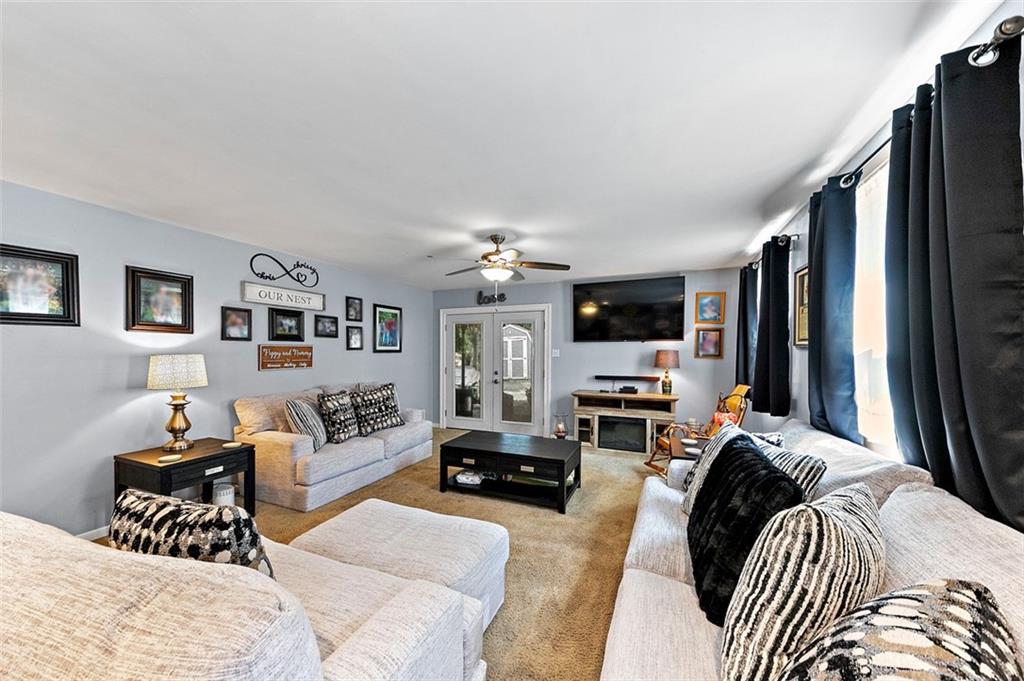 318 Earlwood Road Pittsburgh, PA 15235 - Photo 13 of 33 The 1st family room offers a great place to entertain, or chill