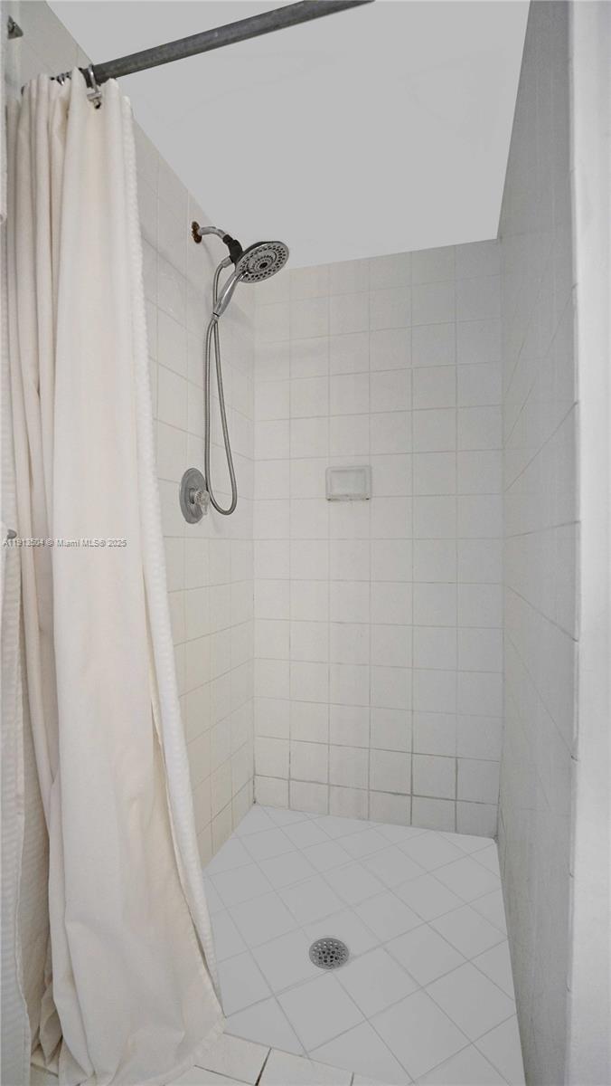 1621 Bay Road, Unit 606 Miami Beach, FL 33139 - Photo 18 of 32 a bathroom with a bath tub