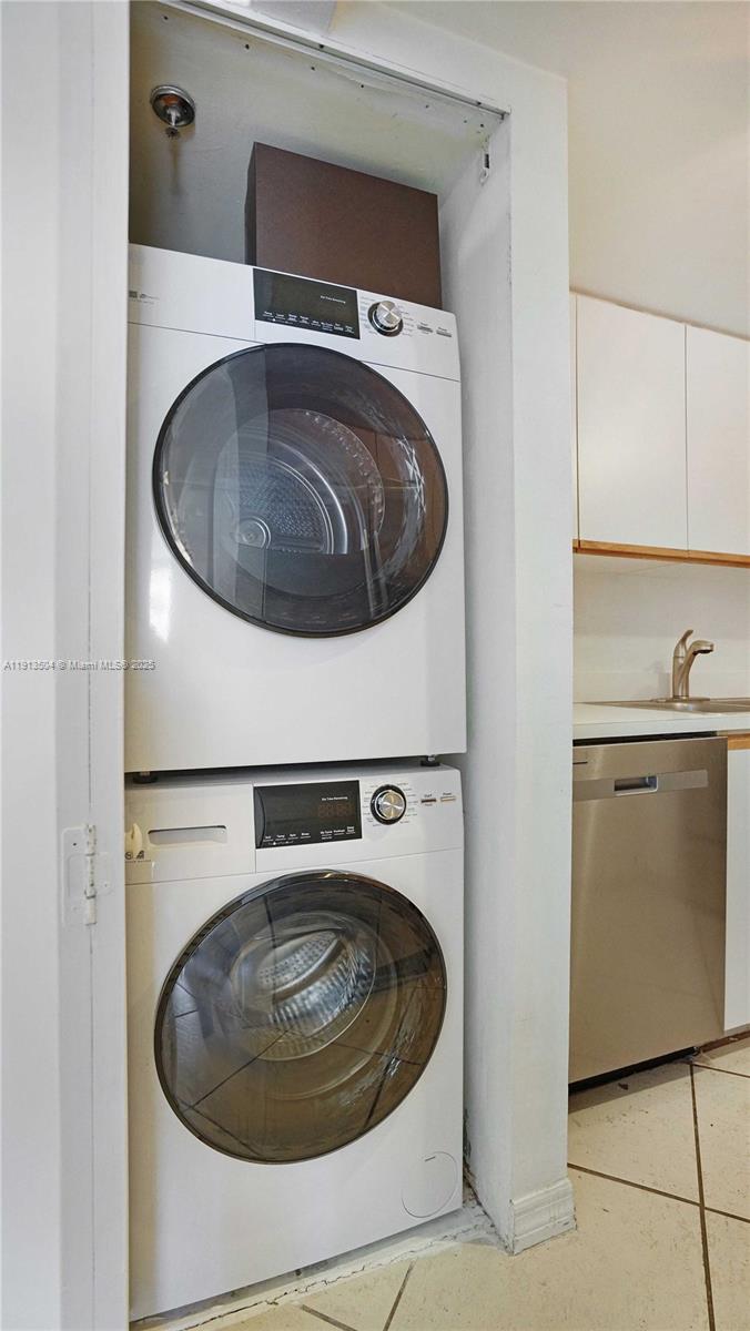 1621 Bay Road, Unit 606 Miami Beach, FL 33139 - Photo 6 of 32 a utility room with dryer and washer