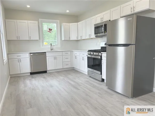 $1,900 | 588 Livingston Avenue, Unit 2A, North Brunswick, NJ 08902