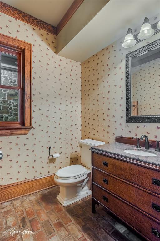 3045 Risinger Drive Shreveport, LA 71119 - Photo 17 of 40 a bathroom with a toilet a sink and a mirror