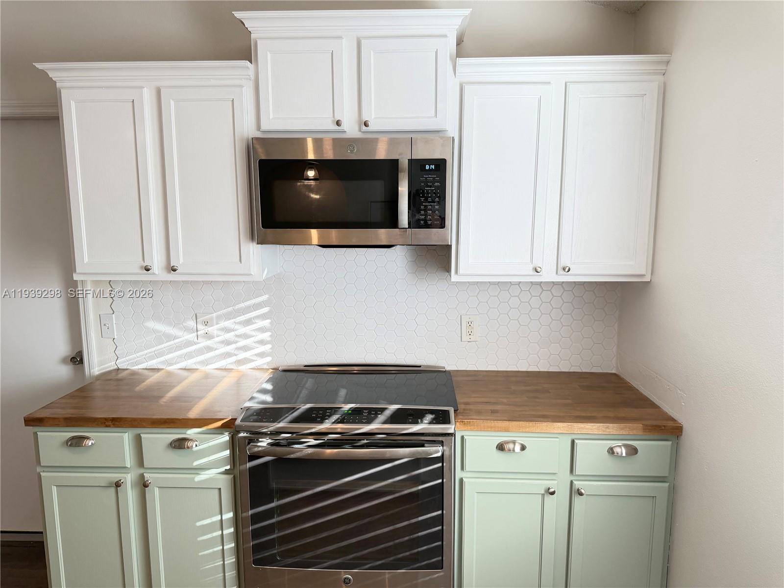 7 Zeidler Place Palm Coast, FL 32164 - Photo 4 of 26 a kitchen with a stove and a microwave