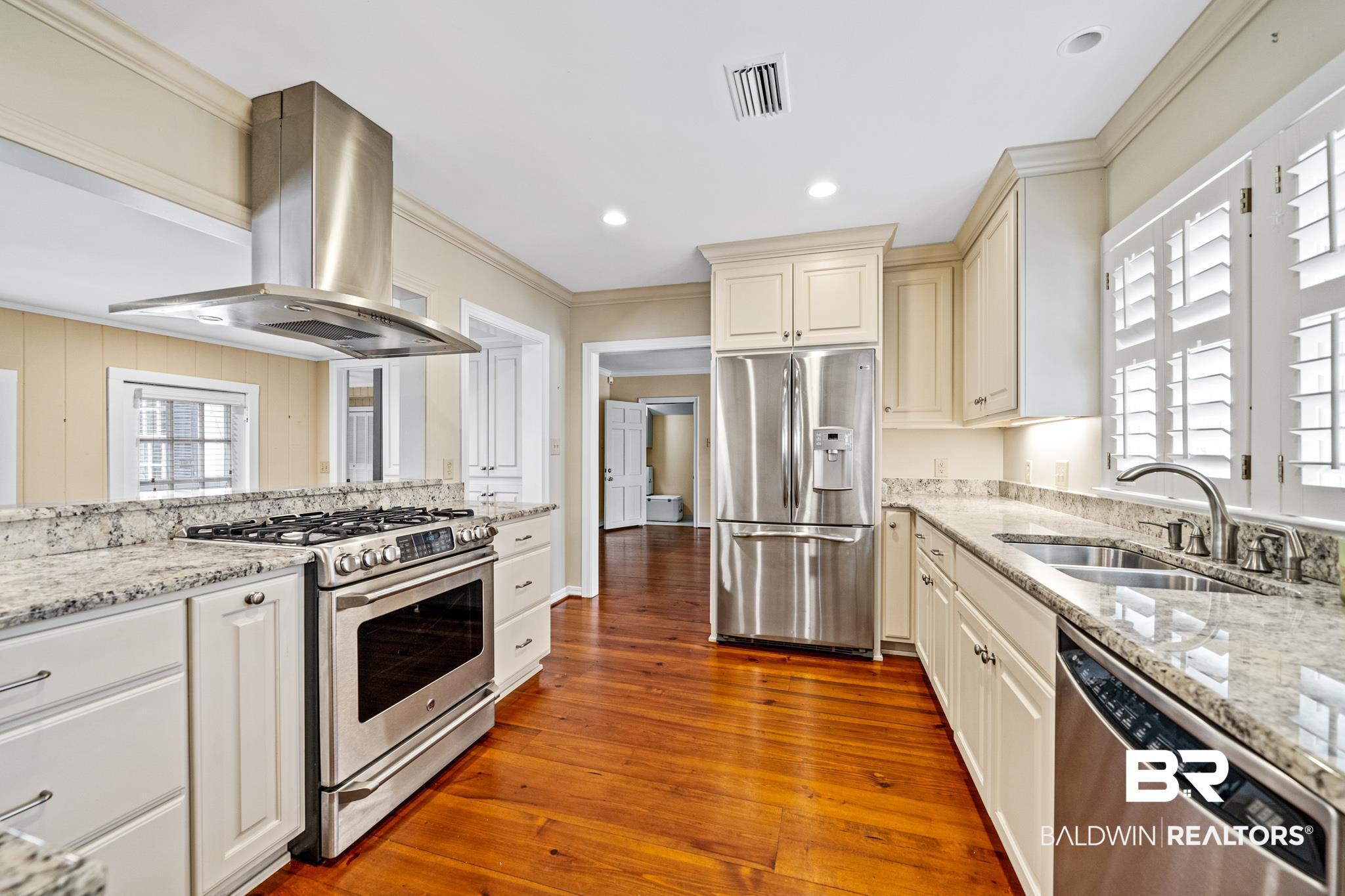 420 Byron Avenue East Mobile, AL 36609 - Photo 5 of 38
