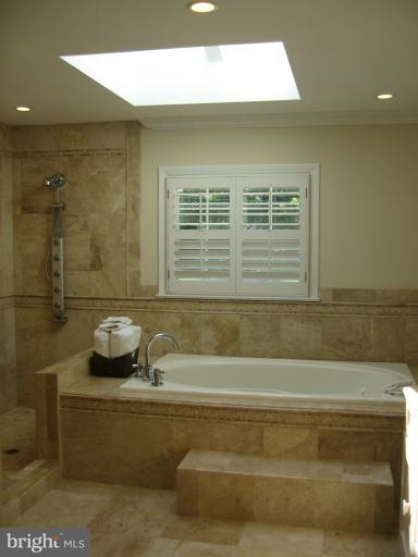 241 Springvale Road Great Falls, VA 22066 - Photo 25 of 30 Bath (Master)