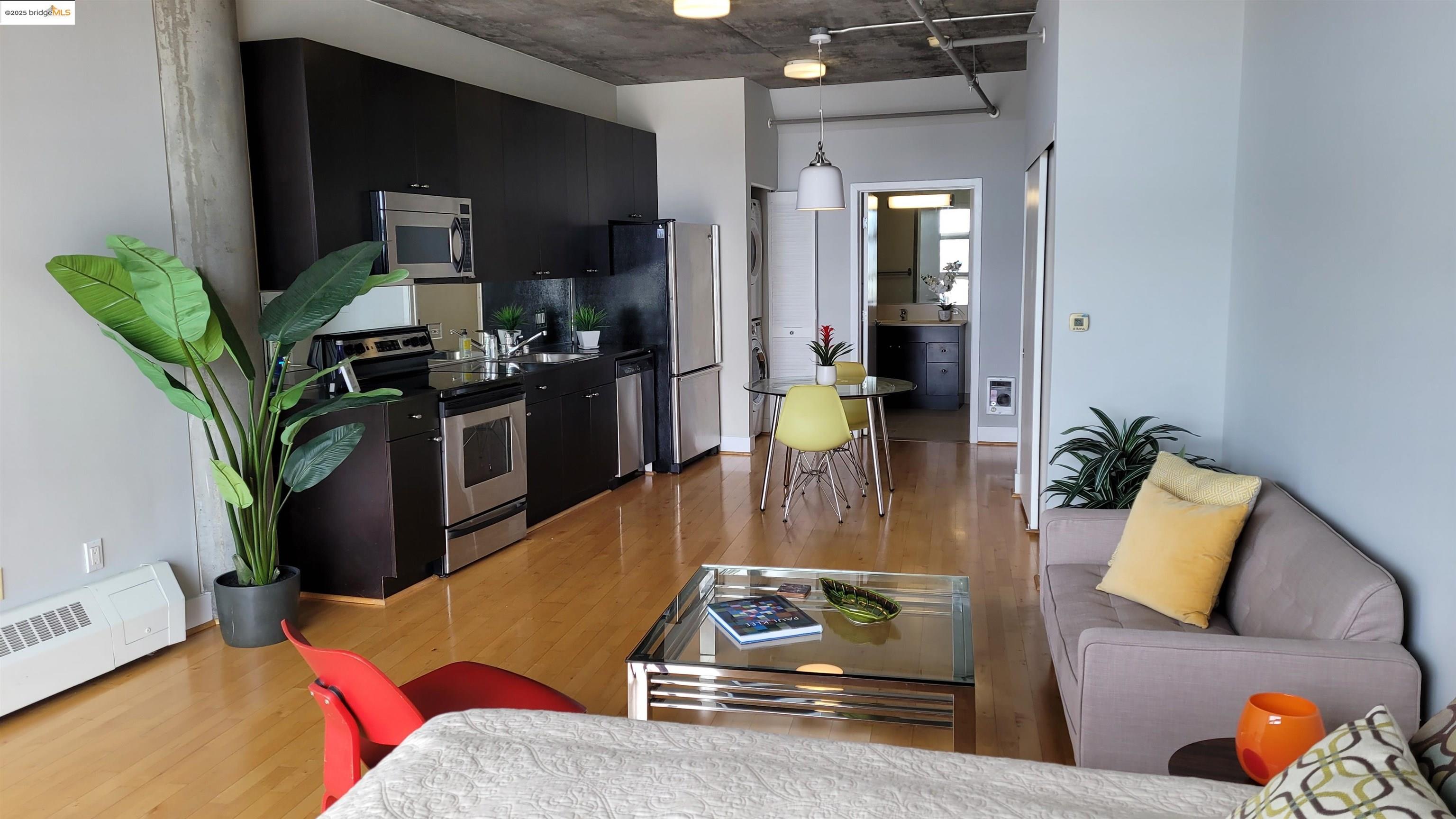 311 Oak Street, Unit 816 Oakland, CA 94607 - Photo 6 of 20 a living room with furniture and a potted plant