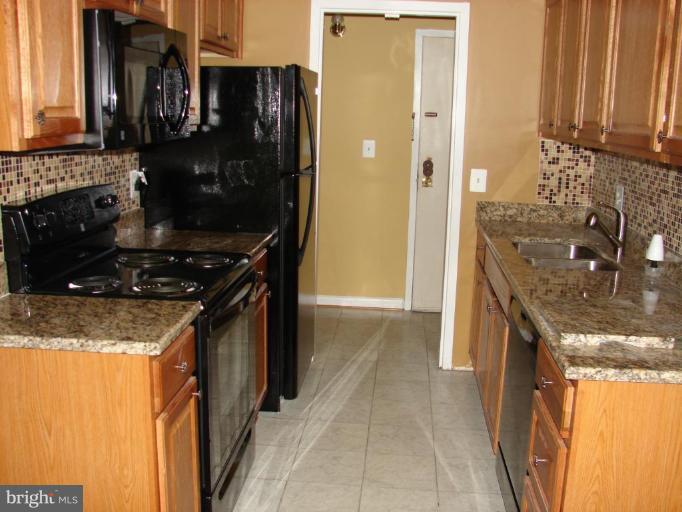2214 Castle Rock Square, Unit 12C Reston, VA 20191 - Photo 14 of 20 Kitchen #3