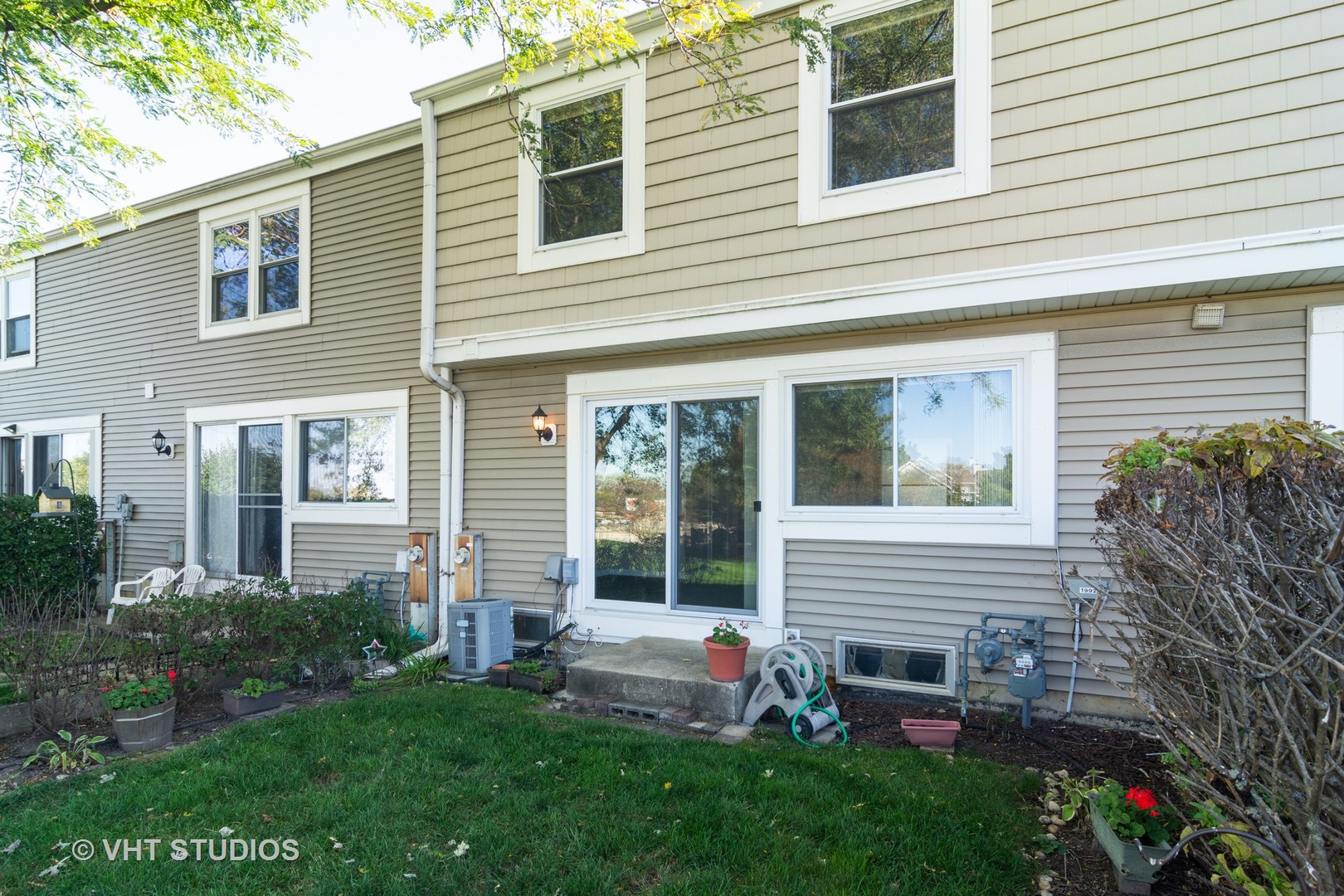 1992 Holbrook Lane Hoffman Estates, IL 60169 - Photo 13 of 14 a house view with a garden space