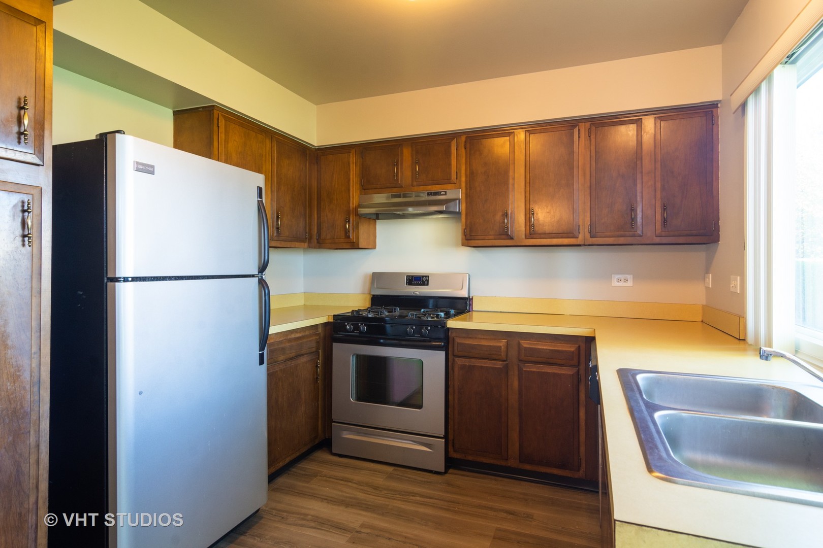 1992 Holbrook Lane Hoffman Estates, IL 60169 - Photo 4 of 14 a kitchen with a refrigerator and a sink