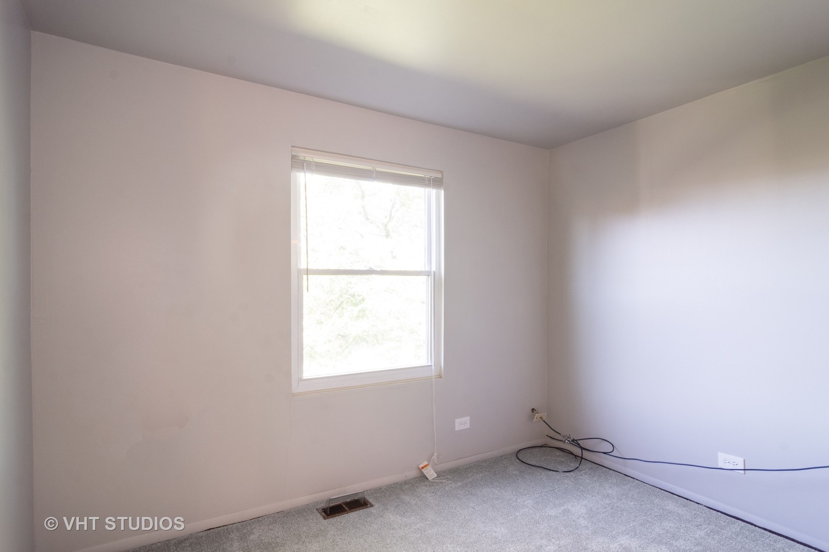 1992 Holbrook Lane Hoffman Estates, IL 60169 - Photo 7 of 14 an empty room with a window