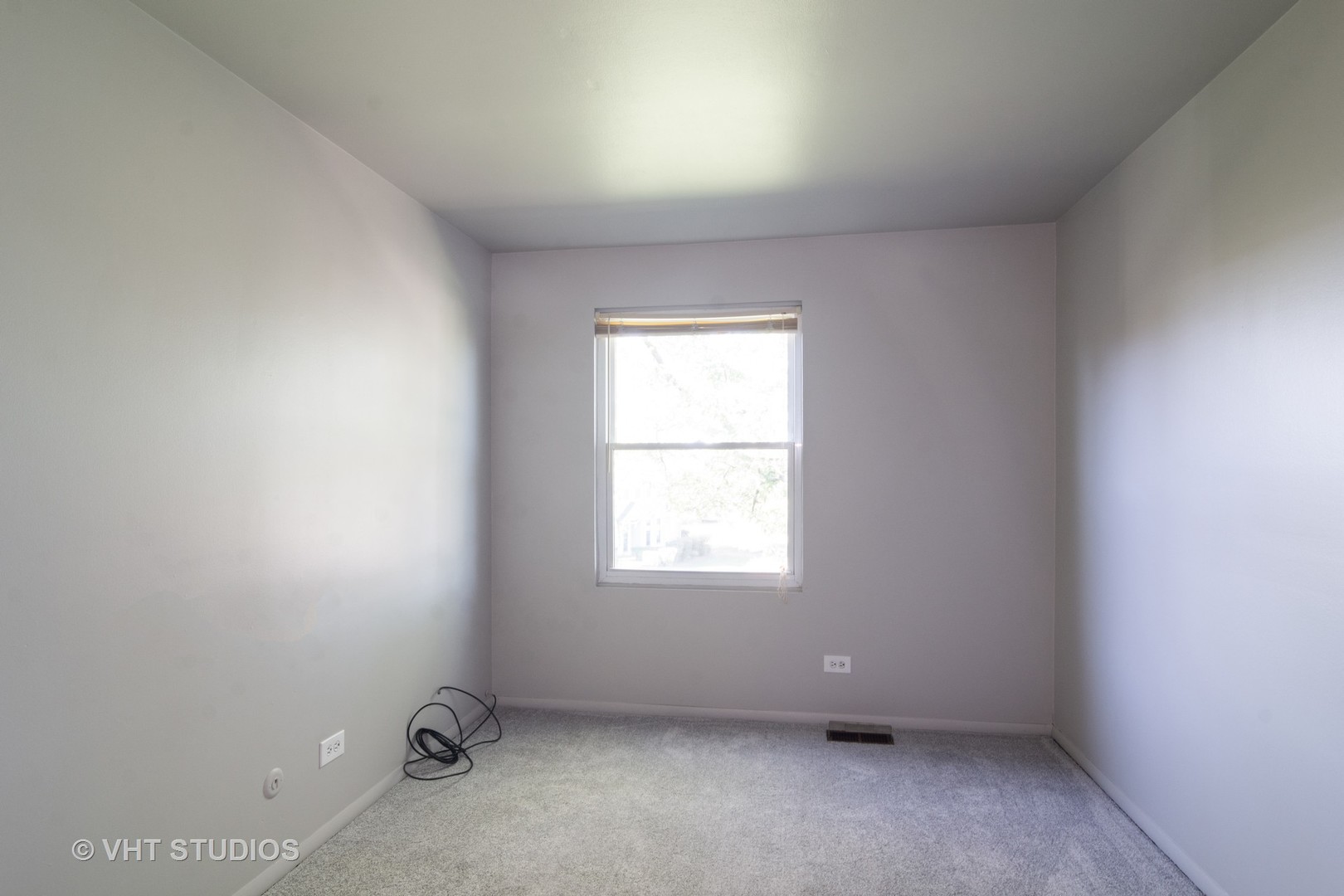 1992 Holbrook Lane Hoffman Estates, IL 60169 - Photo 8 of 14 an empty room with a window