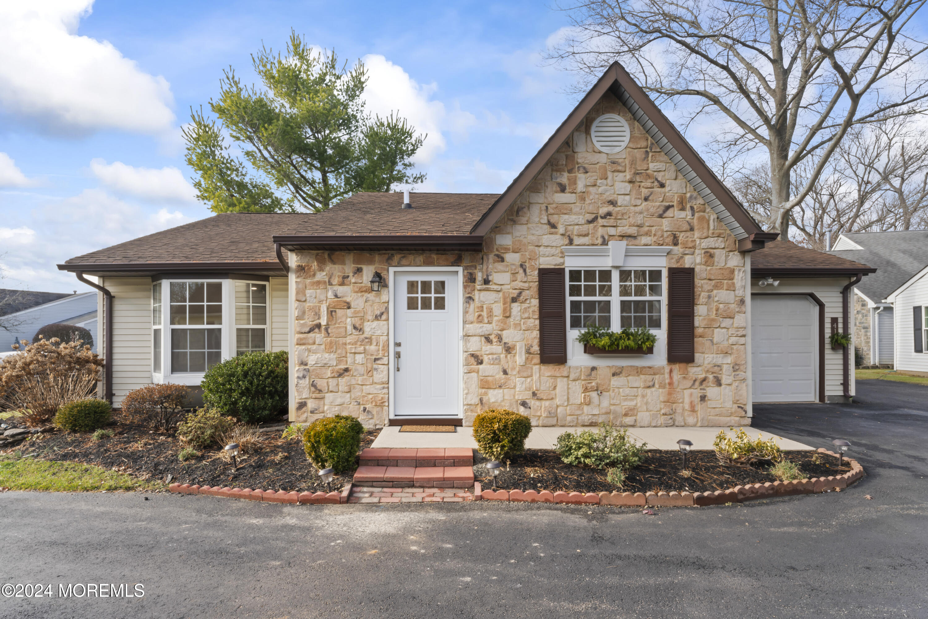 41 Ivy Ridge Close, Unit 1000 Freehold, NJ 07728 - Photo 1 of 25 Front