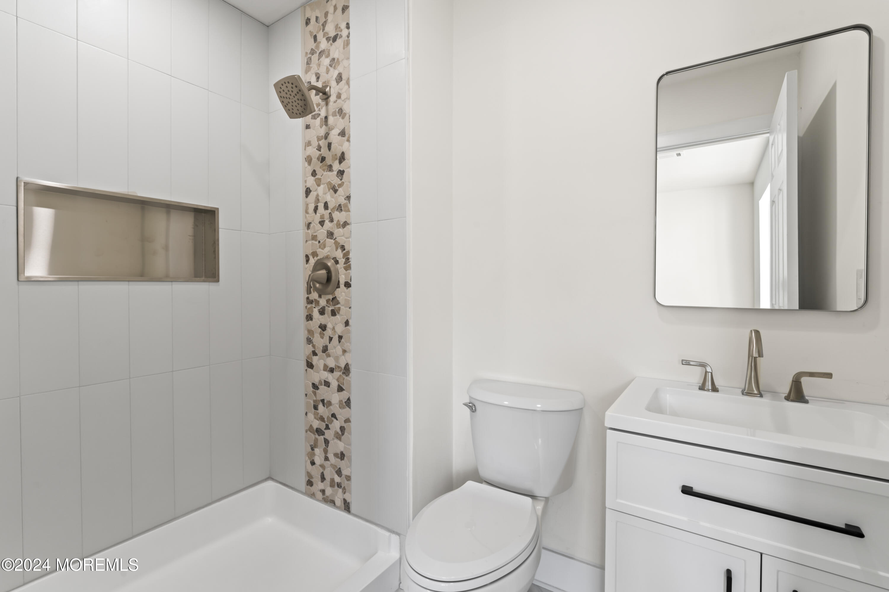 41 Ivy Ridge Close, Unit 1000 Freehold, NJ 07728 - Photo 20 of 25 Master Bathroom