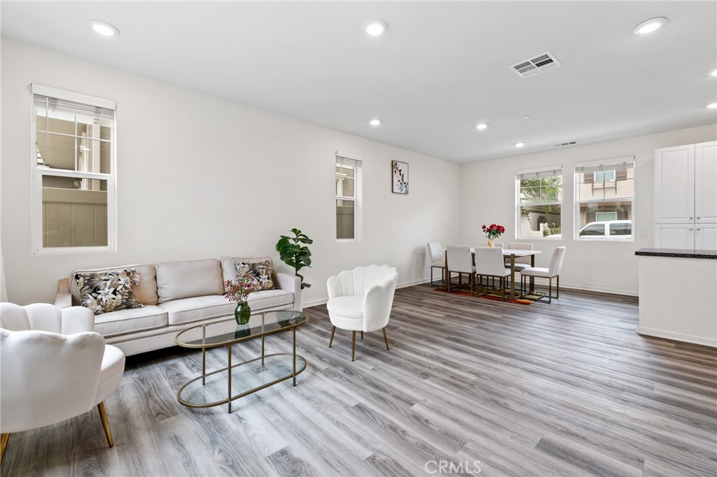 10281 Trickle Lane Riverside, CA 92503 - Photo 4 of 18
