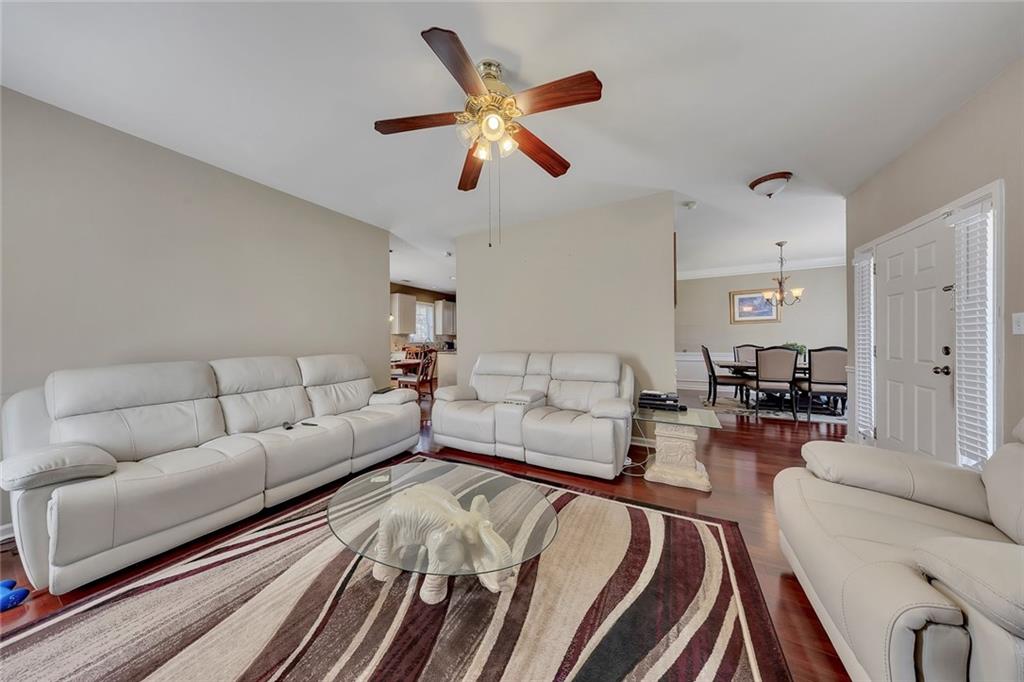 785 Hedgewick Trail Alpharetta, GA 30022 - Photo 8 of 32 a living room with furniture