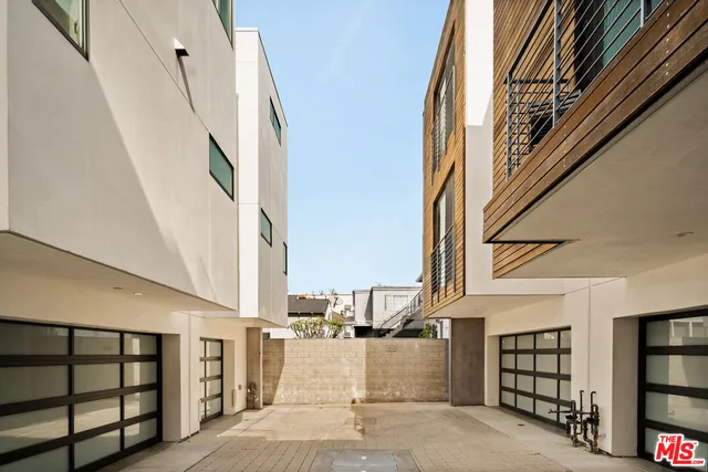 $1,295,000 | 820 North Formosa Avenue, Los Angeles, CA 90046