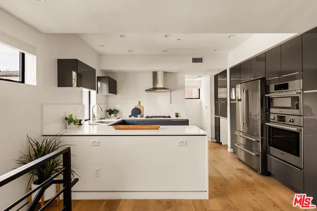 $1,295,000 | 820 North Formosa Avenue, Los Angeles, CA 90046