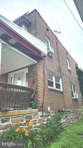 a view of front of a house with a yard