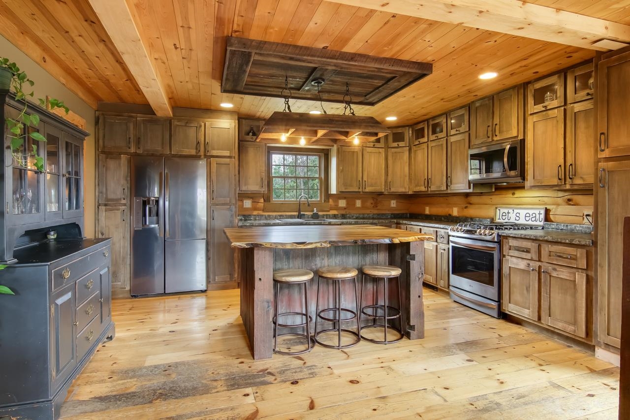 7828 Bennett Road Williamsburg, MI 49690 - Photo 12 of 36 1898950-11.JPG