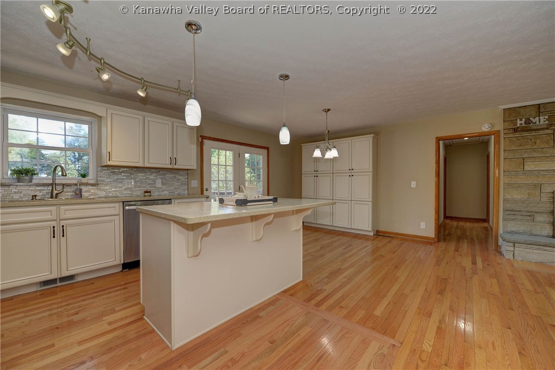 1031 Mount Vernon Road Hurricane, WV 25526 - Photo 5 of 29 KITCHEN & OPEN DINING AREA
