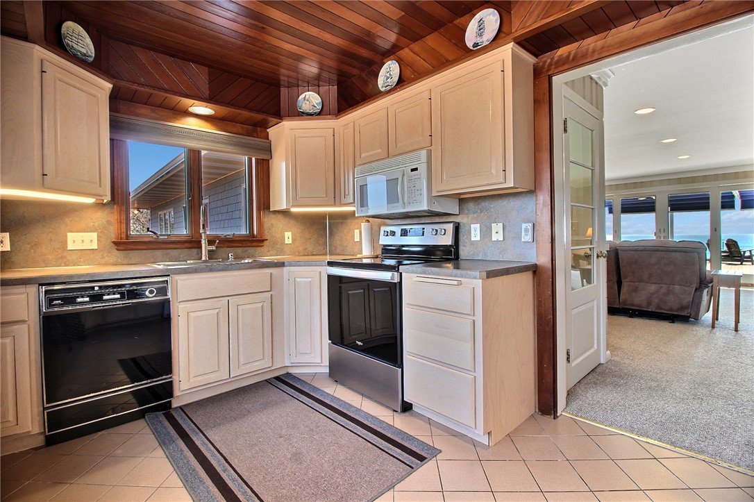 635 Atlantic Avenue Westerly, RI 02891 - Photo 14 of 38