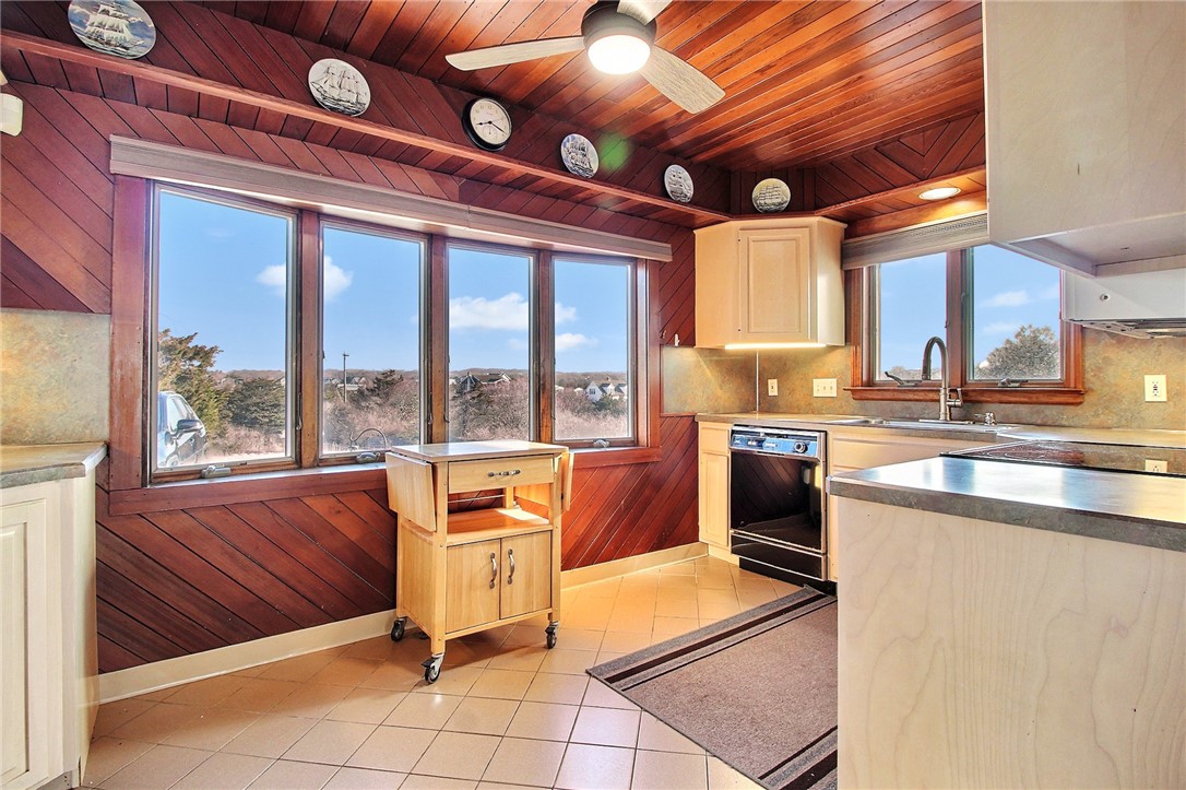 635 Atlantic Avenue Westerly, RI 02891 - Photo 15 of 38