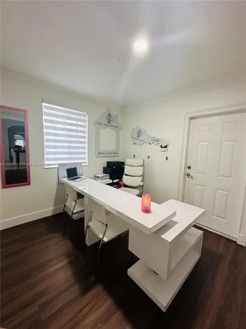 a living room with patio furniture and a washing machine in a center