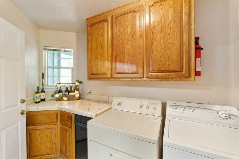 19860 Union School Road Redding, CA 96003 - Photo 18 of 32 laundry room