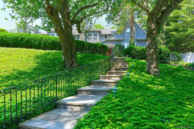 $2,795,000 | 4 Horse Hollow Road, Locust Valley, NY 11560